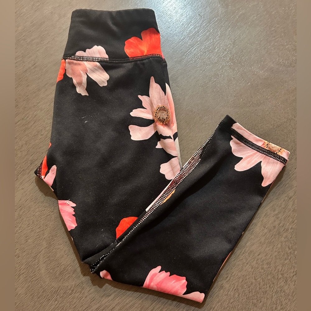 Old Navy Black and Pink Floral Leggings 👖🥰 - Picture 3 of 4